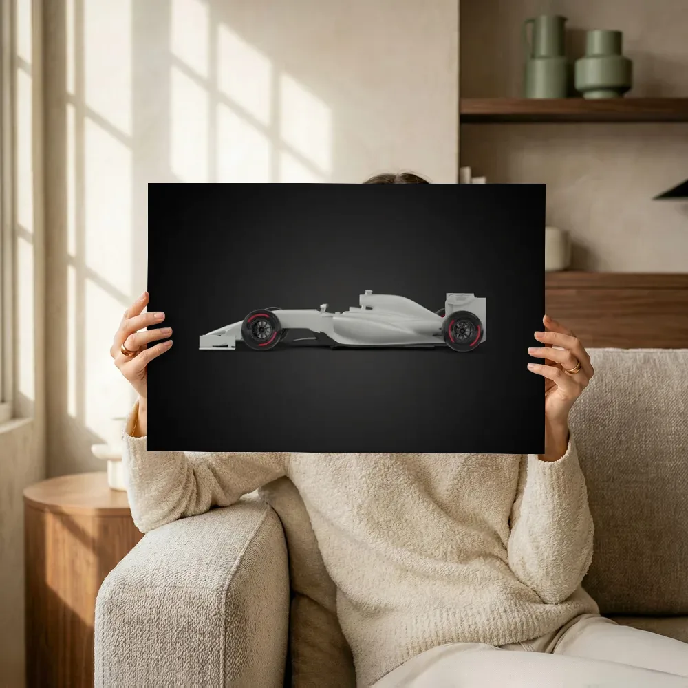 Sfeerimpressie: Racewagen in studio-silhouet terwijl het omhoog wordt gehouden