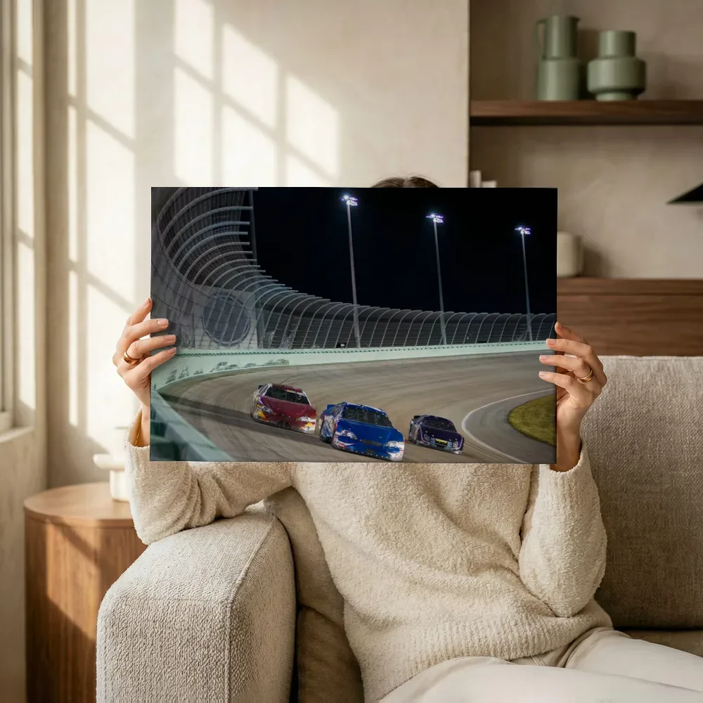 Sfeerimpressie: Racewagens in de nachtelijke bocht terwijl het omhoog wordt gehouden