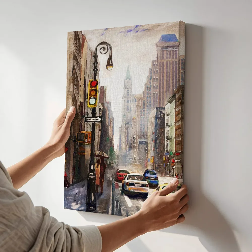 Sfeerimpressie: Regenachtige straat in new york terwijl het aan de muur wordt gehangen