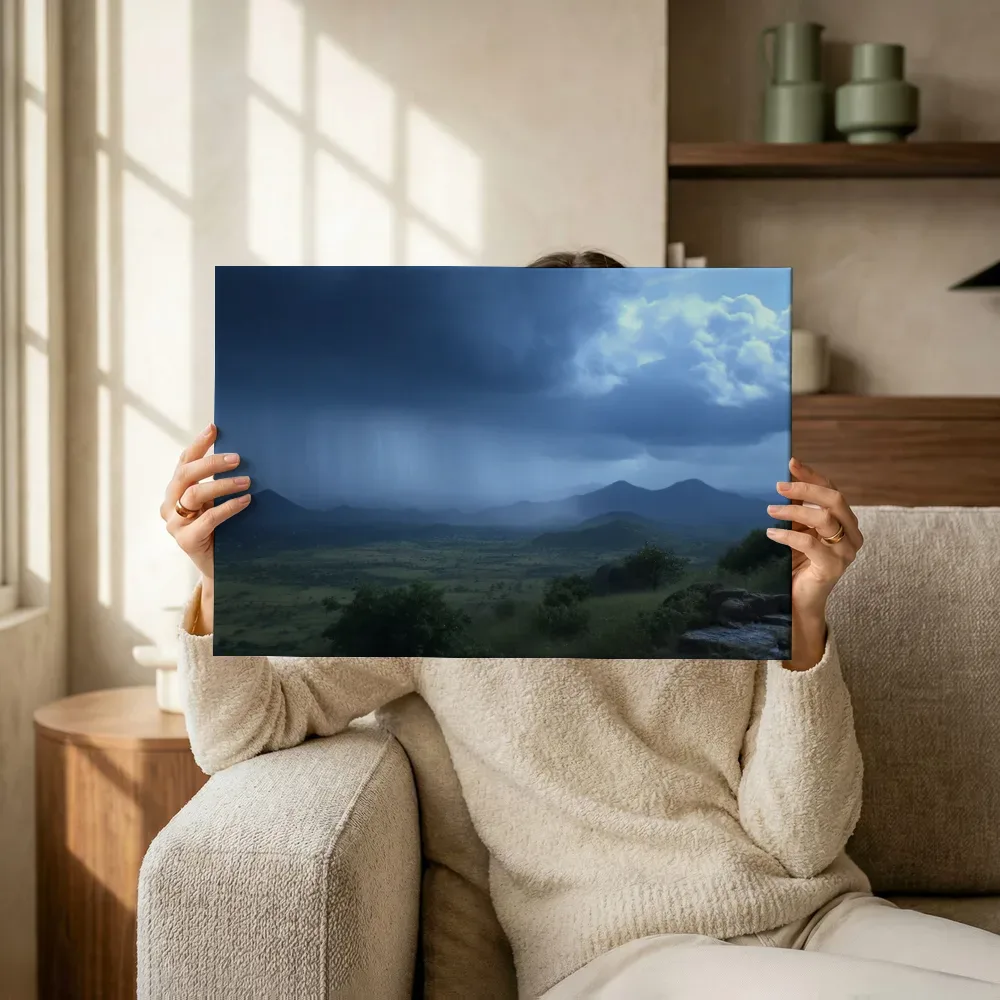 Sfeerimpressie: Regenbui boven de bergvallei terwijl het omhoog wordt gehouden