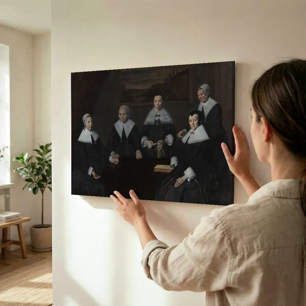 Sfeerimpressie: Regentessen van het Oudemannenhuis van Frans Hals terwijl het wordt opgehangen