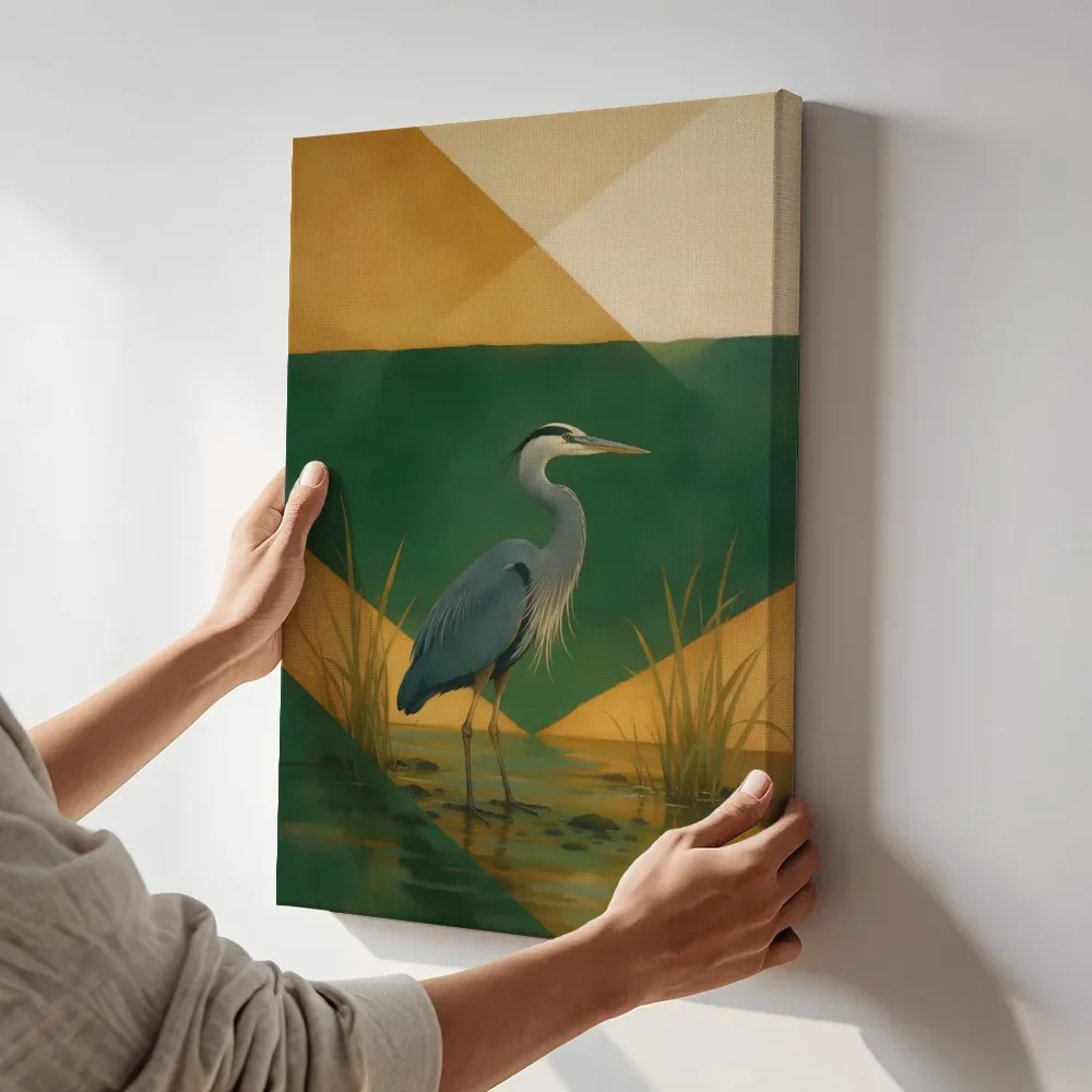 Sfeerimpressie: Reiger in amber en flessengroen terwijl het aan de muur wordt gehangen