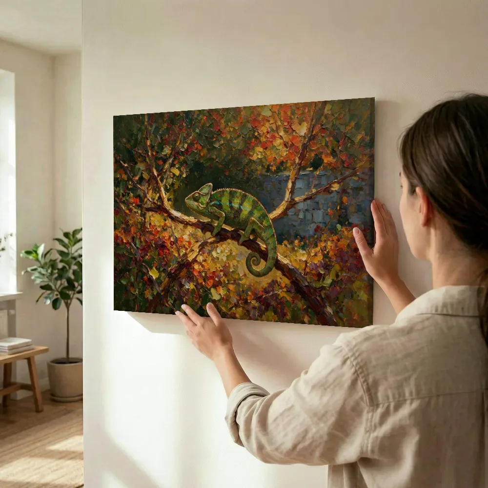 Sfeerimpressie: Reptiel in donkere pose in een bloementuin terwijl het wordt opgehangen
