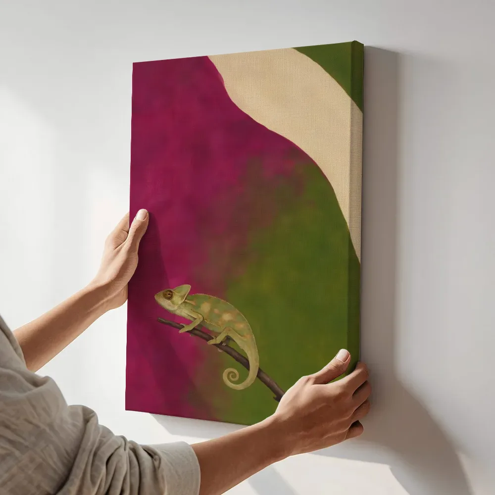 Sfeerimpressie: Reptiel in magenta en olijfgroen terwijl het aan de muur wordt gehangen