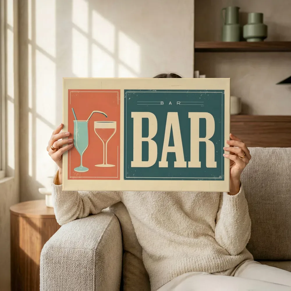 Sfeerimpressie: Retro bar cocktails poster terwijl het omhoog wordt gehouden