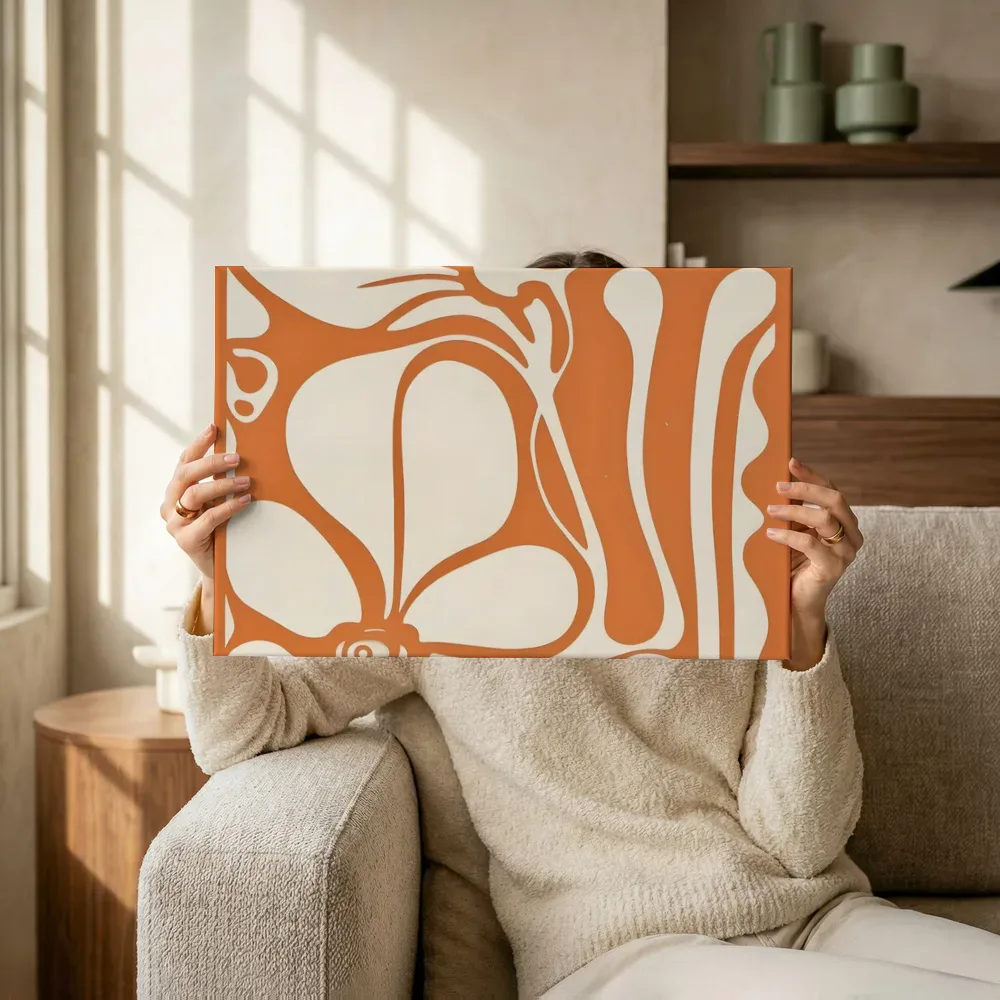 Sfeerimpressie: Retro bloem in oranje terwijl het aan de muur wordt gehangen