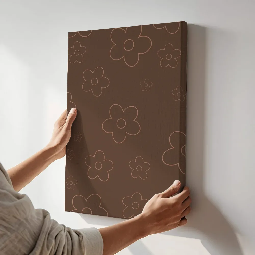 Sfeerimpressie: Retro bloemenpatroon in aardetinten terwijl het aan de muur wordt gehangen