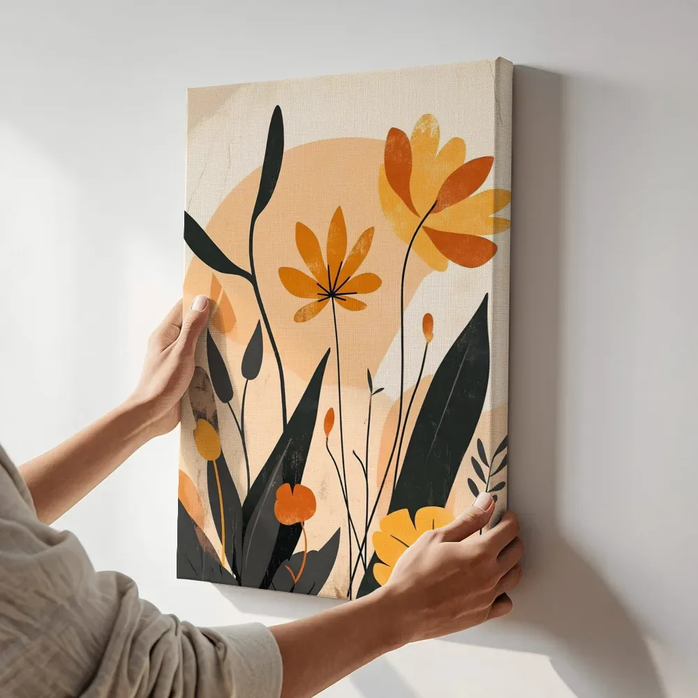 Sfeerimpressie: Retro boho bloemen in goudtinten terwijl het aan de muur wordt gehangen