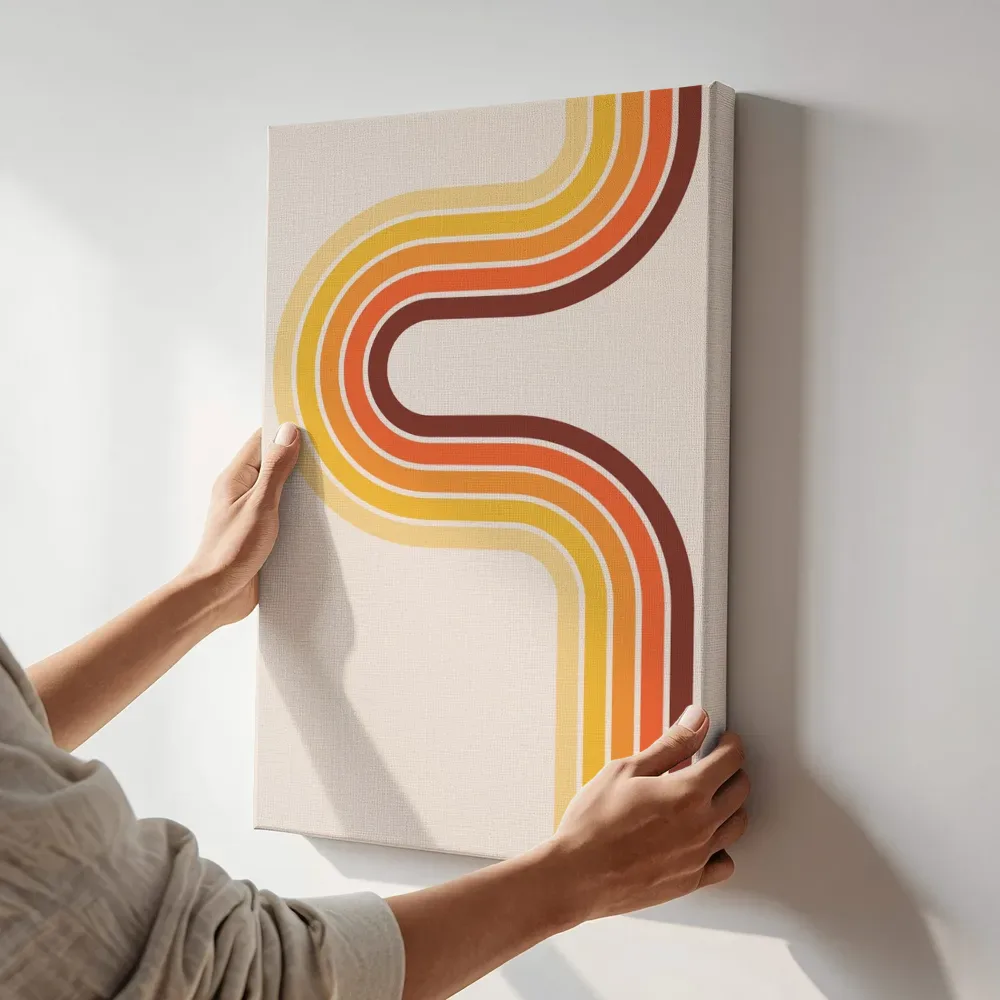 Sfeerimpressie: Retro golvende s-strepen in herfsttinten terwijl het aan de muur wordt gehangen