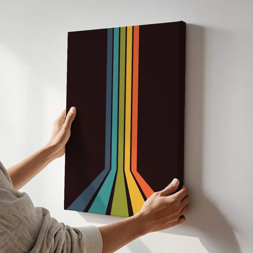 Sfeerimpressie: Retro regenboogstralen op zwart terwijl het aan de muur wordt gehangen