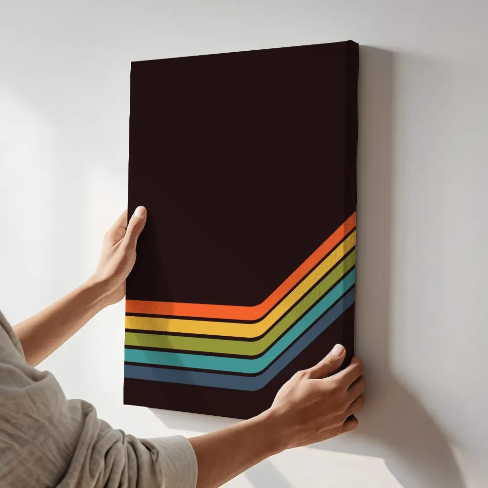 Sfeerimpressie: Retro regenboogstrepen op zwart terwijl het aan de muur wordt gehangen