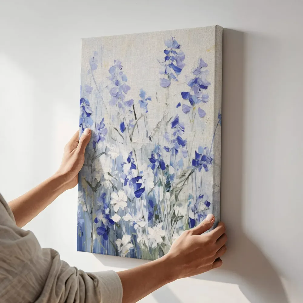 Sfeerimpressie: Veld met blauwe ridderspoor terwijl het aan de muur wordt gehangen