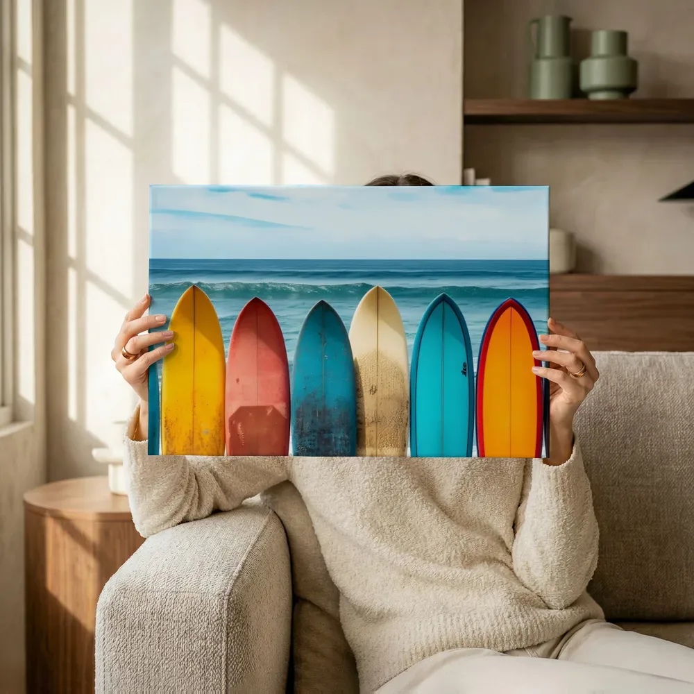 Sfeerimpressie: Rij surfboards op het strand terwijl het omhoog wordt gehouden