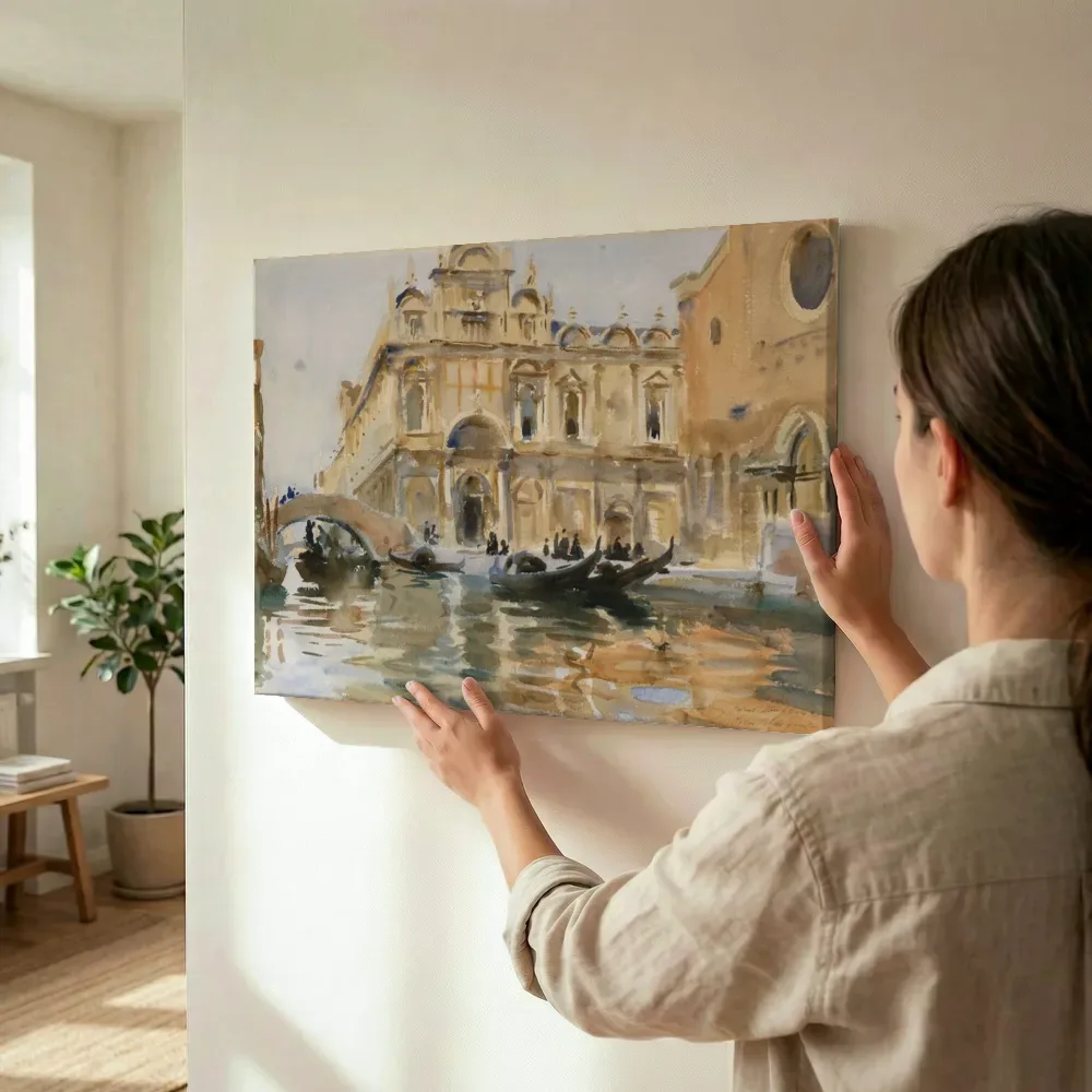 Sfeerimpressie: Rio dei Mendicanti, Venice van John Singer Sargent terwijl het wordt opgehangen