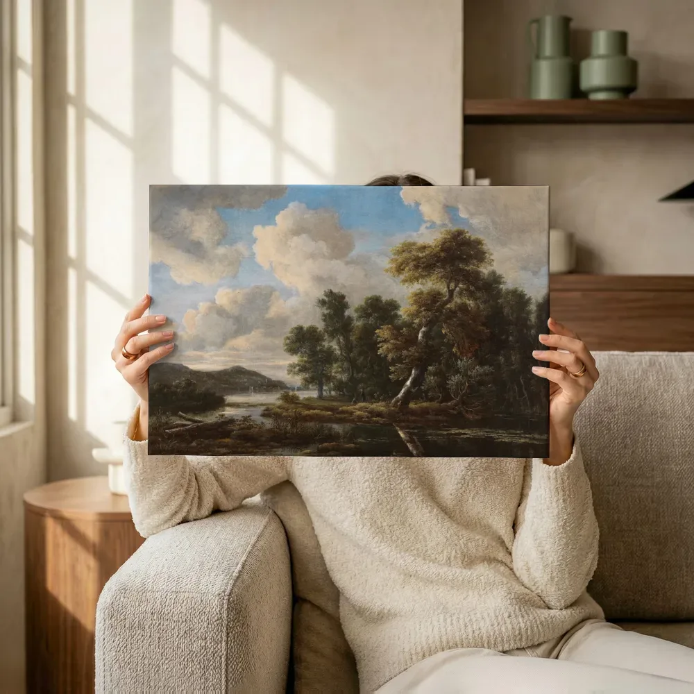 Sfeerimpressie: Rivierlandschap met beboste oevers van Jacob van Ruisdael terwijl het omhoog wordt gehouden