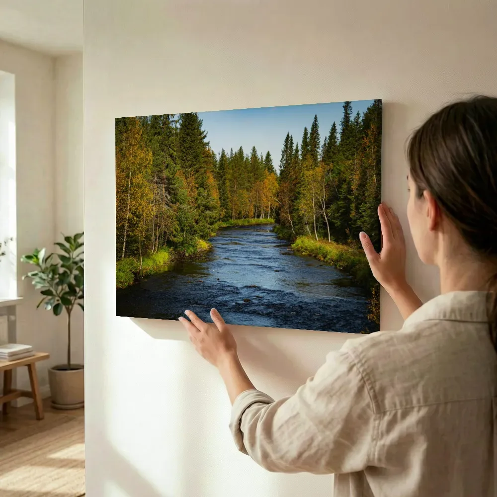 Sfeerimpressie: Rivier door het herfstbos terwijl het wordt opgehangen