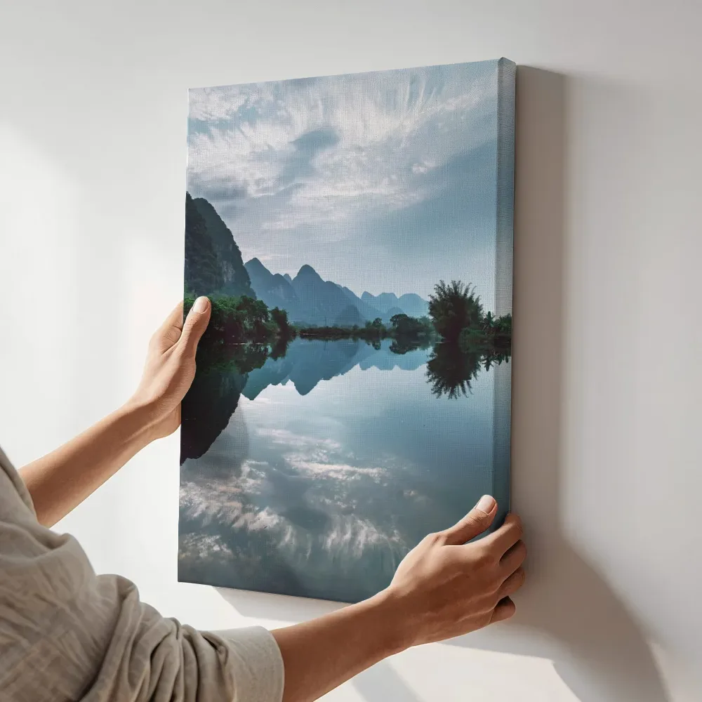 Sfeerimpressie: Rivier tussen karstbergen onder bewolkte lucht terwijl het aan de muur wordt gehangen