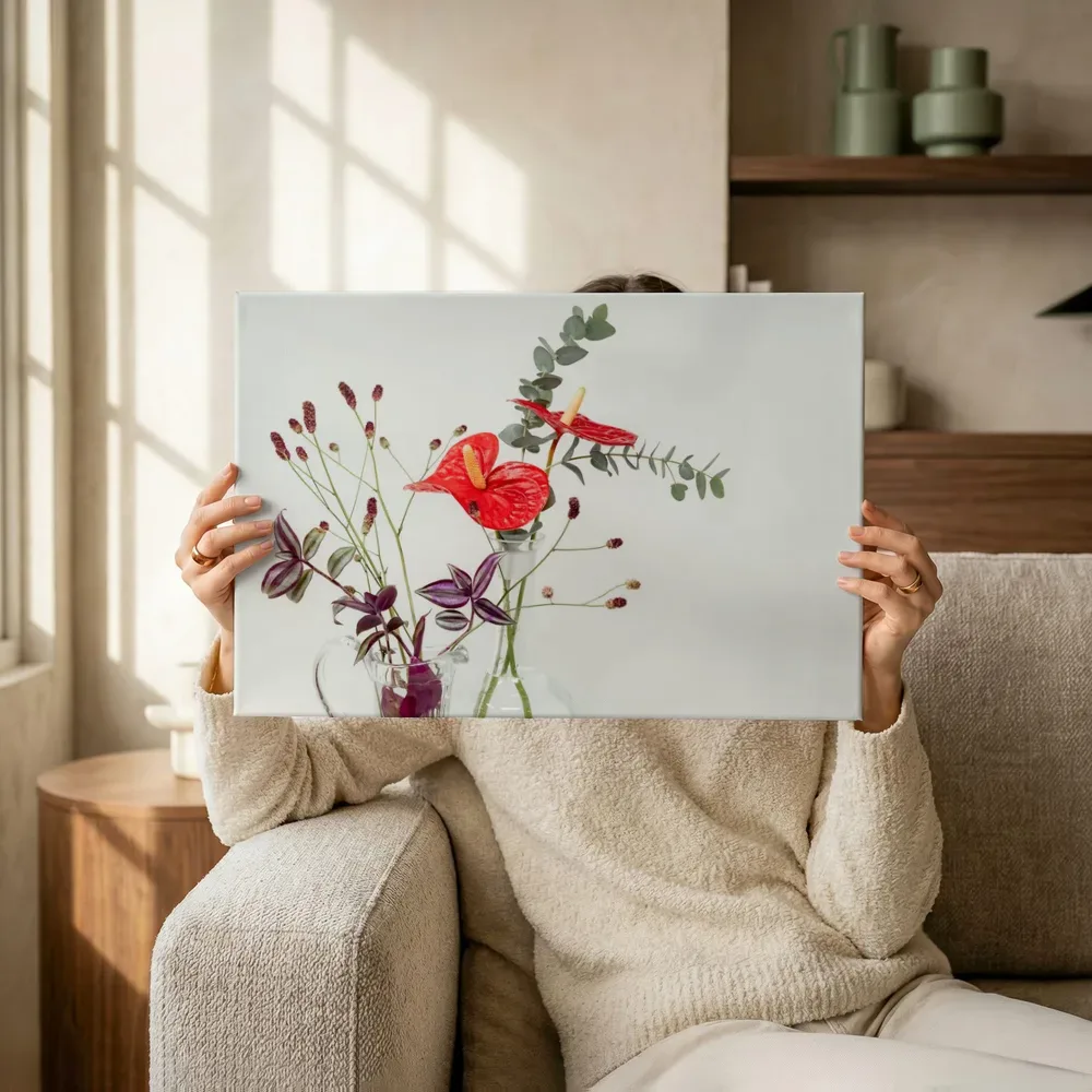 Sfeerimpressie: Rode anthurium met eucalyptus boeket terwijl het omhoog wordt gehouden