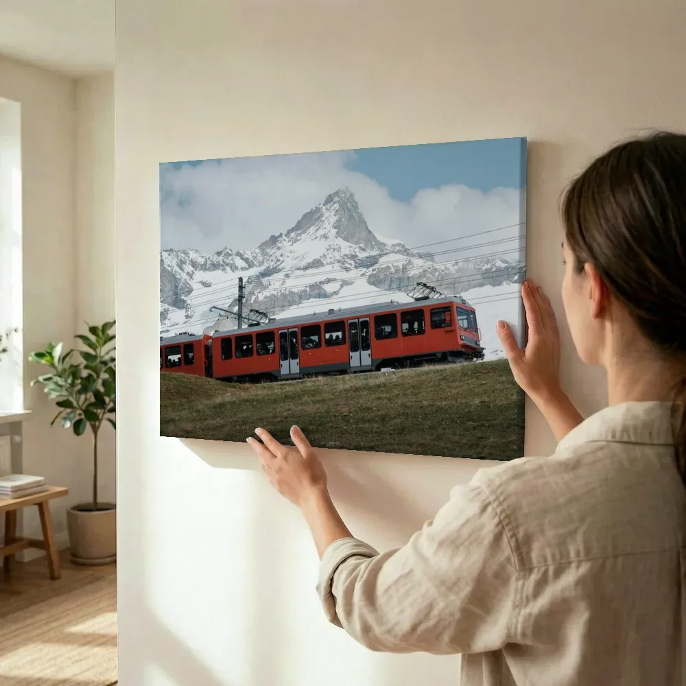 Sfeerimpressie: Rode bergtrein voor besneeuwde piek terwijl het wordt opgehangen