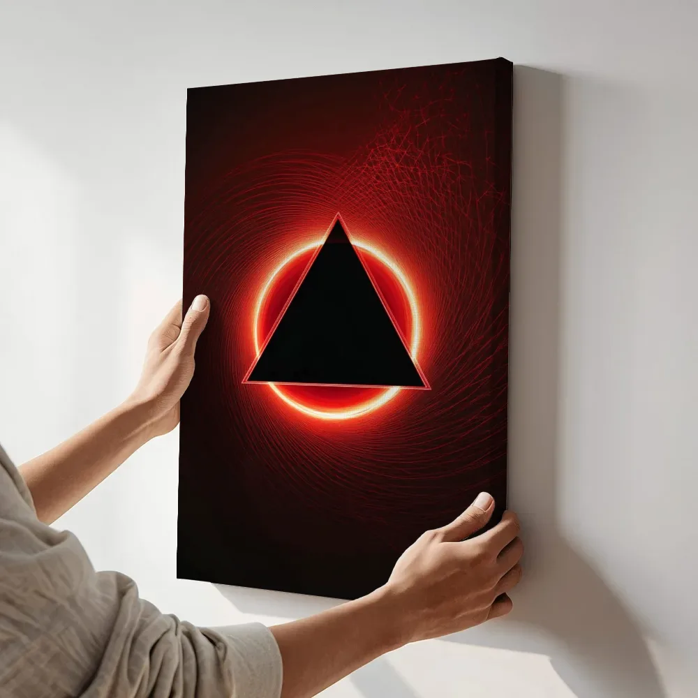 Sfeerimpressie: Rode driehoek eclips terwijl het aan de muur wordt gehangen