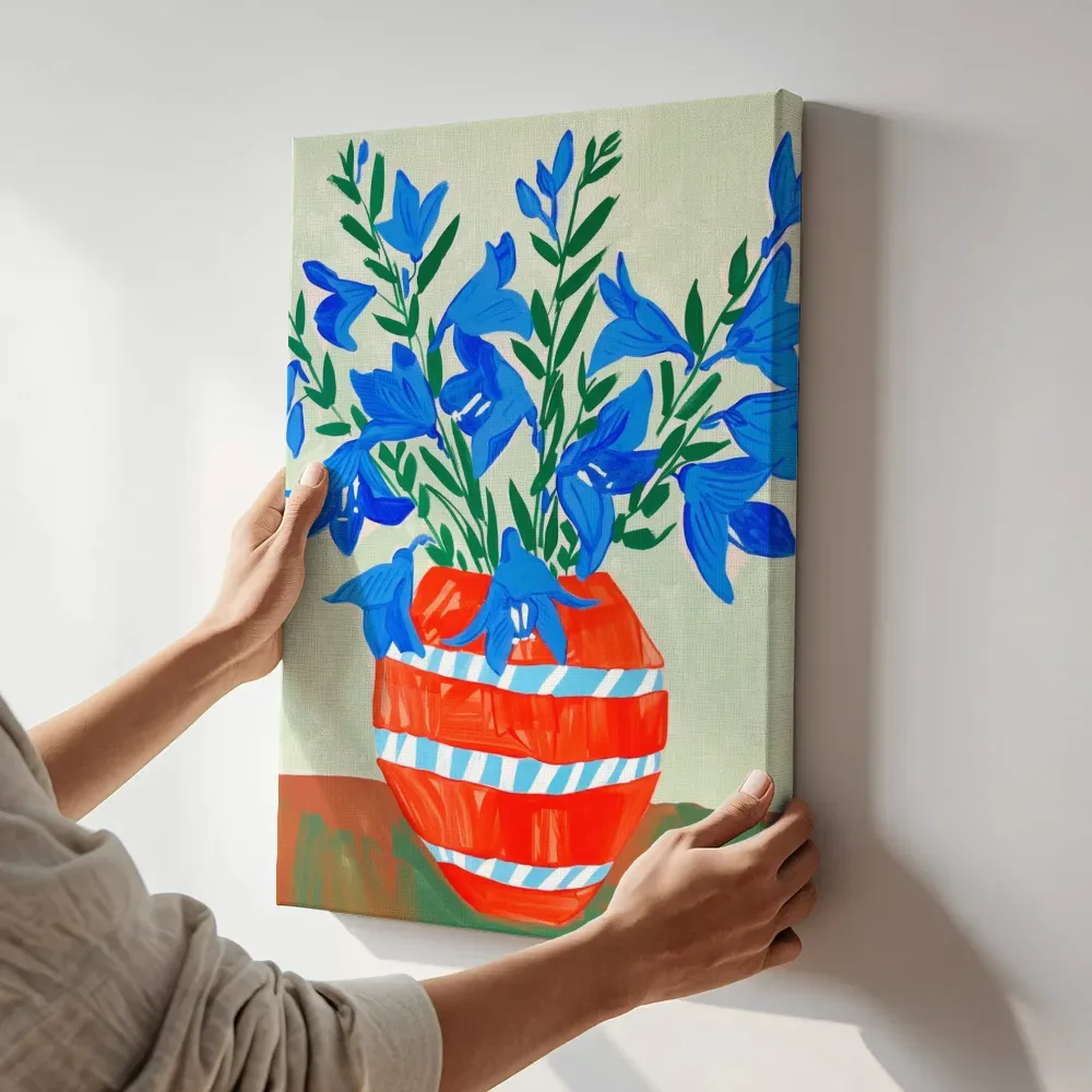 Sfeerimpressie: Rode vaas met blauwe bloemen terwijl het aan de muur wordt gehangen
