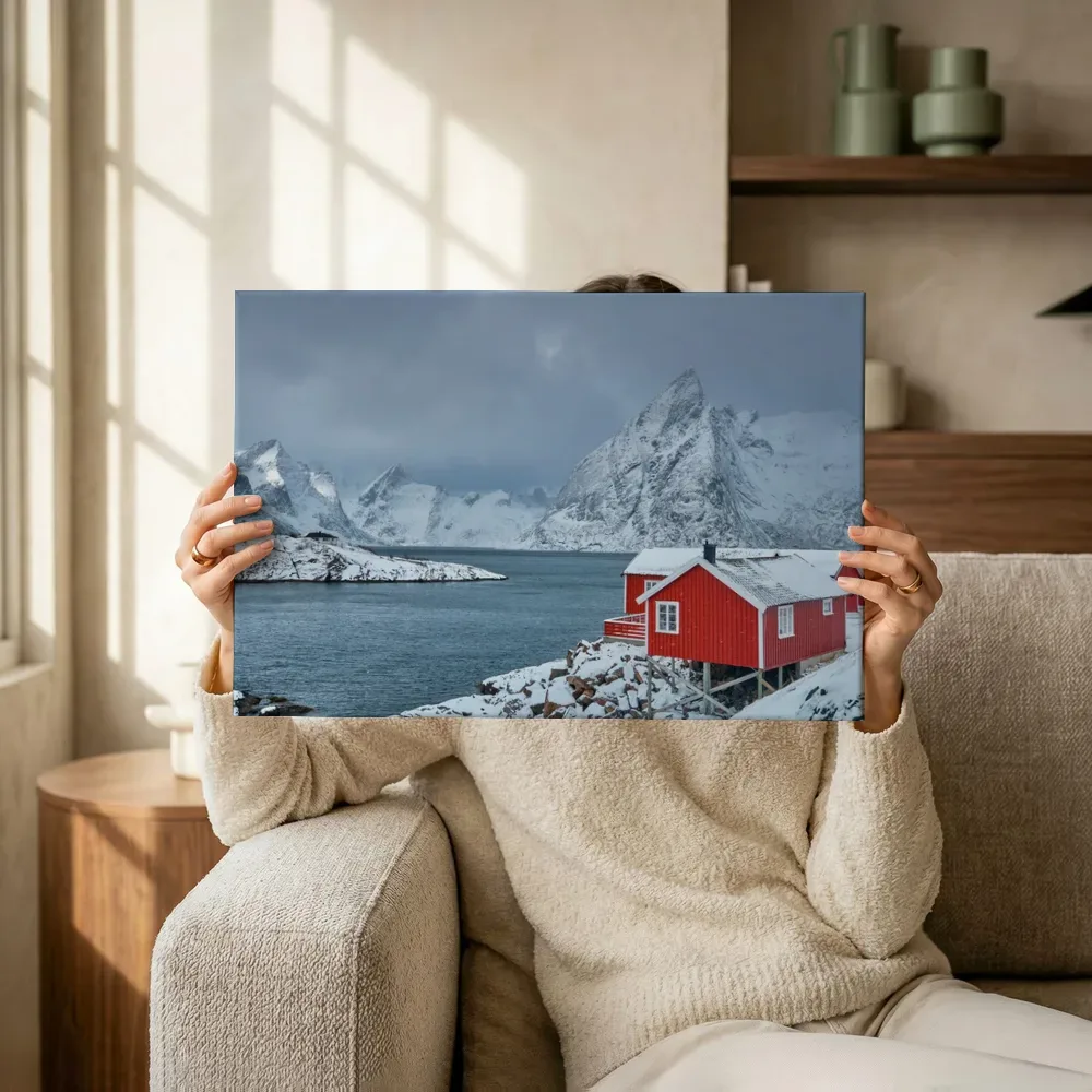 Sfeerimpressie: Rode vissershut aan de fjord terwijl het omhoog wordt gehouden