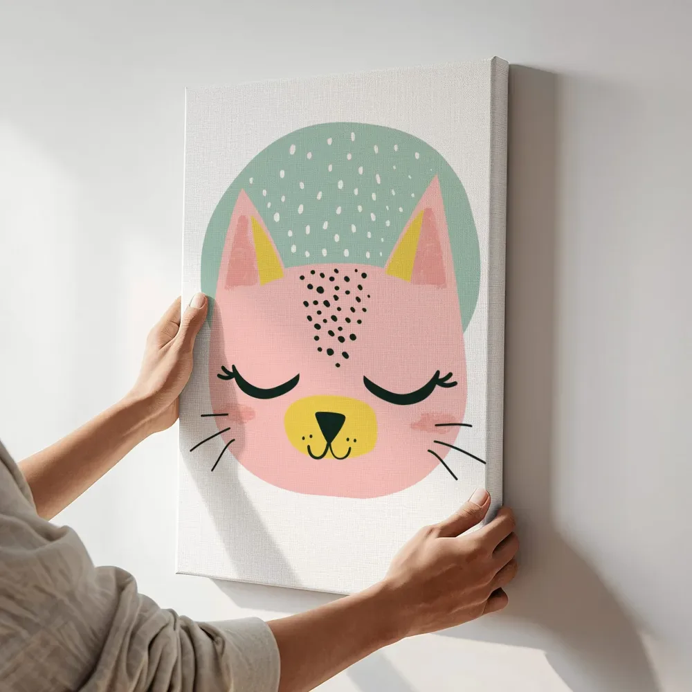 Sfeerimpressie: Rond kattenportret in pastel terwijl het aan de muur wordt gehangen