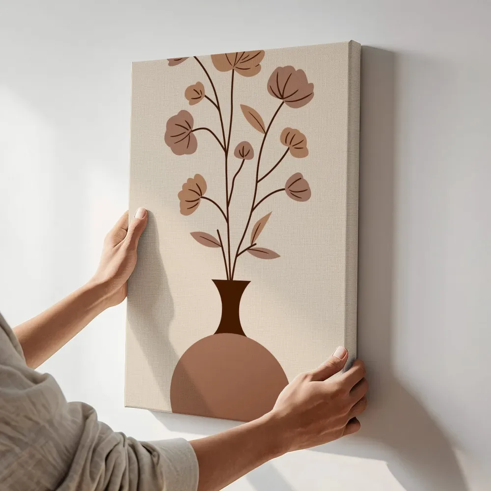 Sfeerimpressie: Rond vaasstilleven met bloementakken terwijl het aan de muur wordt gehangen