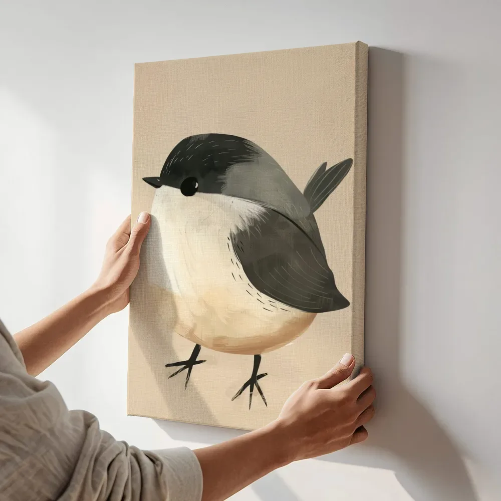 Sfeerimpressie: Rond vogeltje terwijl het aan de muur wordt gehangen