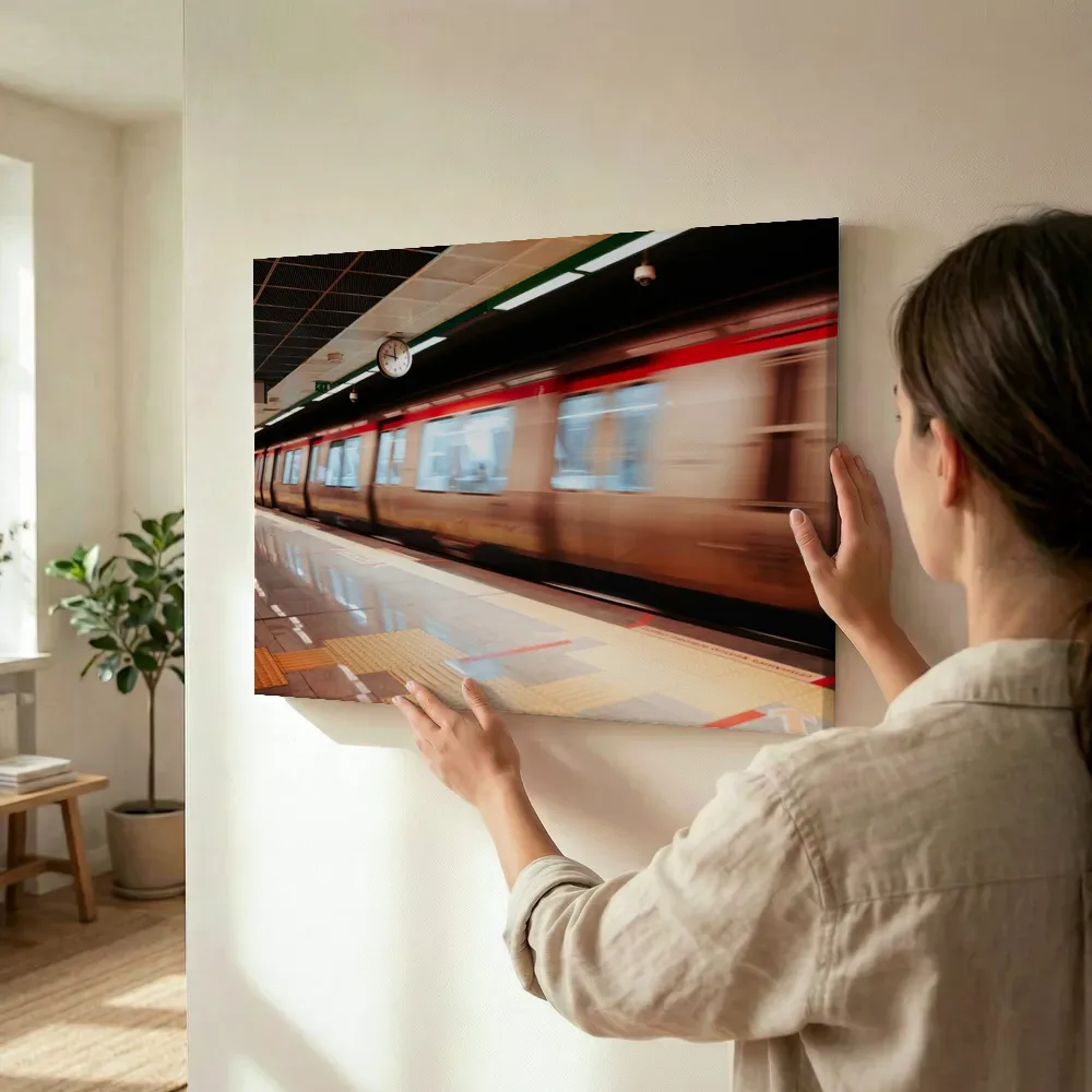 Sfeerimpressie: Rood perron met rijdende metro terwijl het wordt opgehangen