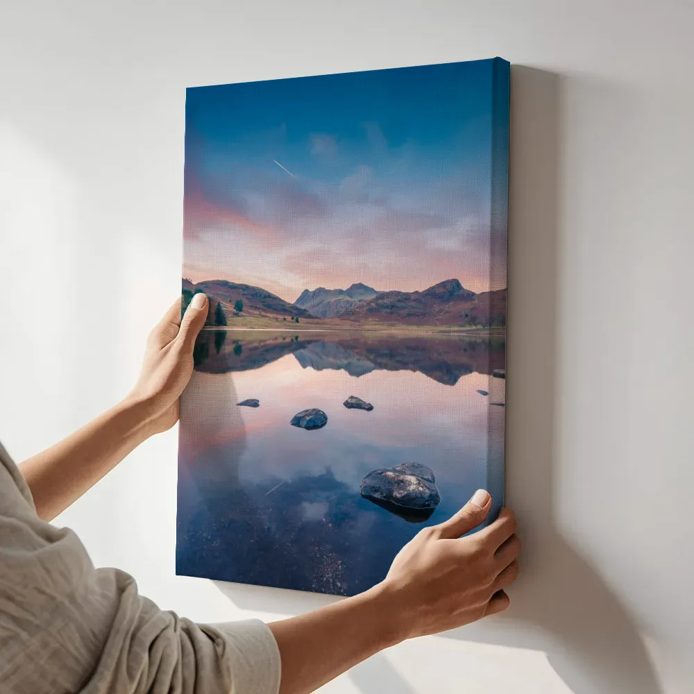 Sfeerimpressie: Rotsachtig bergmeer bij zonsopkomst terwijl het aan de muur wordt gehangen
