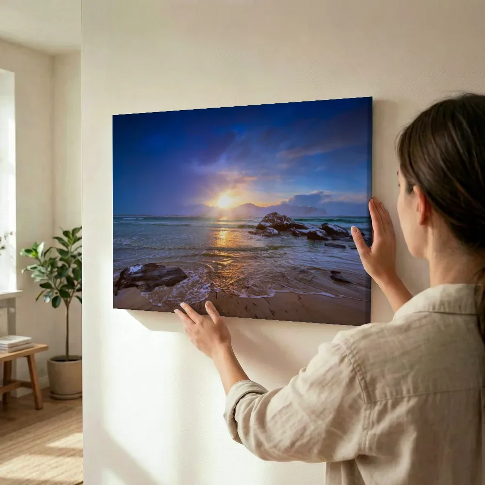 Sfeerimpressie: Rotsachtig strand bij een kleurrijke zonsondergang terwijl het wordt opgehangen