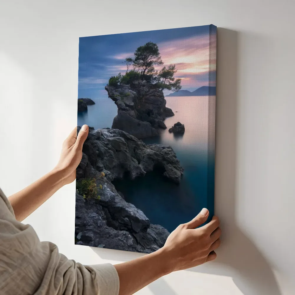 Sfeerimpressie: Rotsachtige kaap met pijnboom bij zonsondergang terwijl het aan de muur wordt gehangen