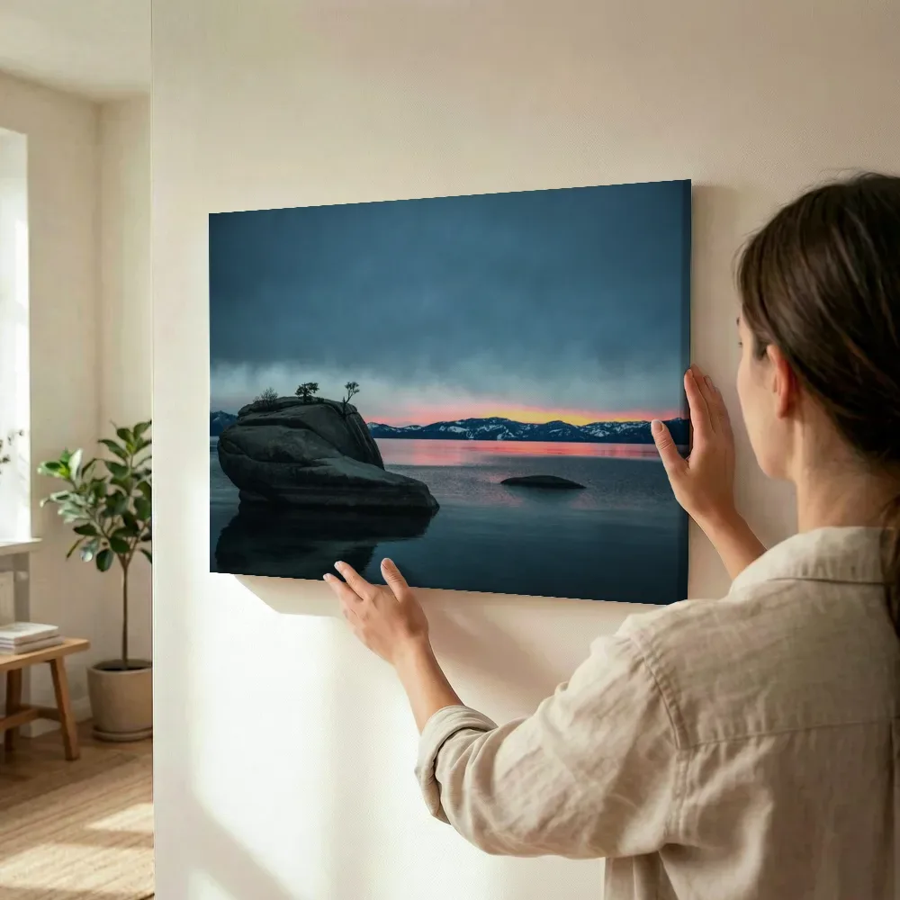 Sfeerimpressie: Rotsformatie in meer bij zonsondergang terwijl het wordt opgehangen