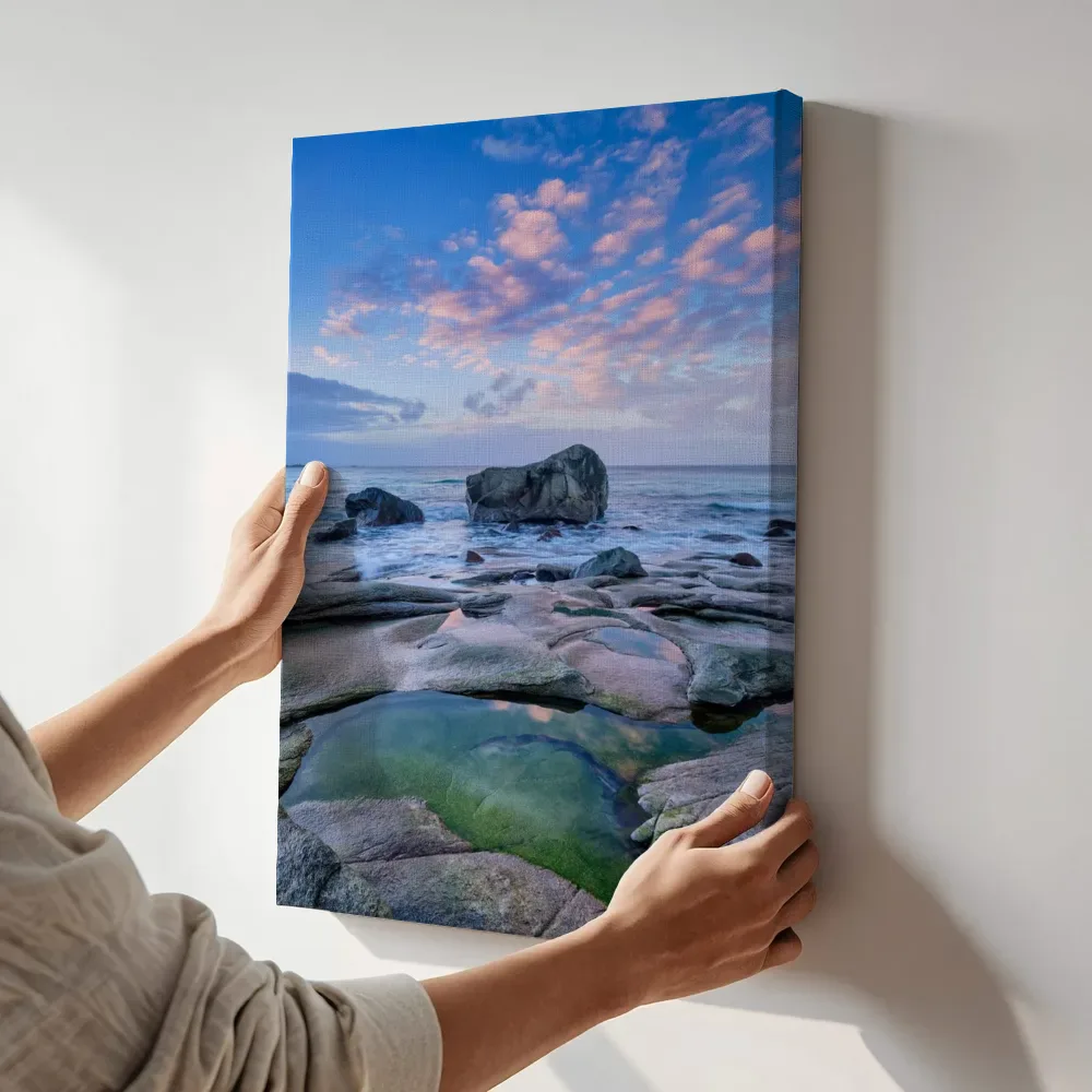Sfeerimpressie: Rotskust met getijdenpoelen bij zonsondergang terwijl het aan de muur wordt gehangen
