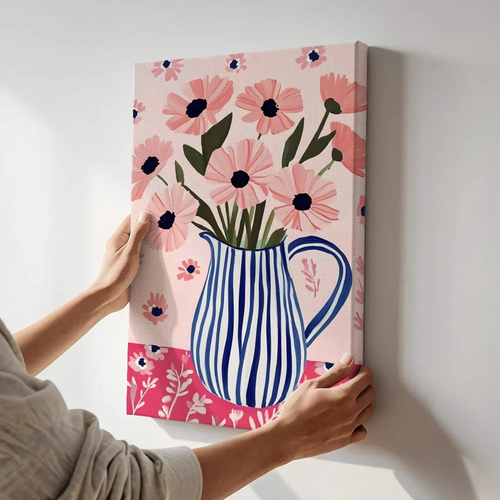 Sfeerimpressie: Roze anemonen in gestreepte kan terwijl het aan de muur wordt gehangen