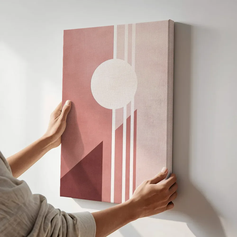 Sfeerimpressie: Roze art-deco strepen terwijl het aan de muur wordt gehangen