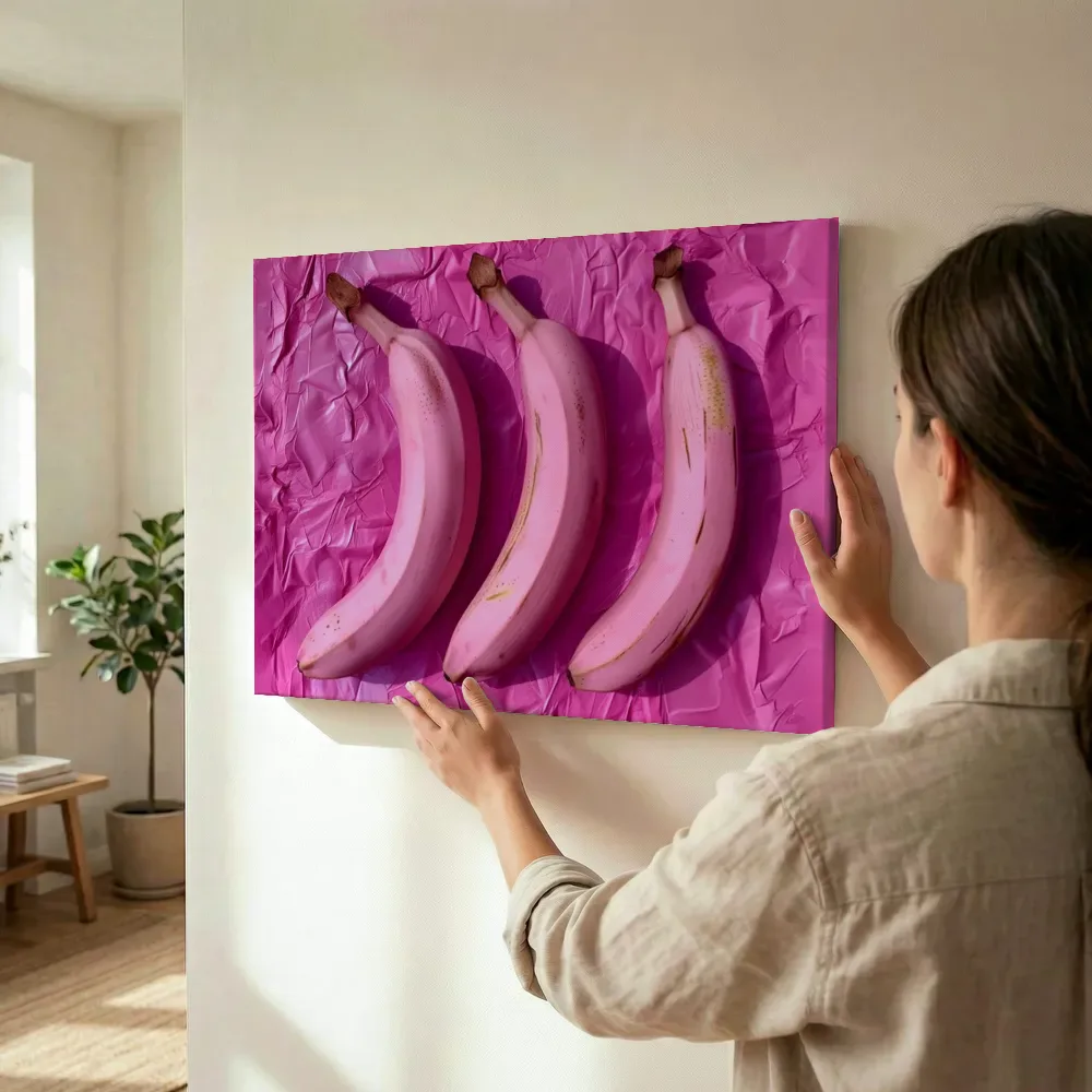 Sfeerimpressie: Roze bananen stilleven terwijl het wordt opgehangen