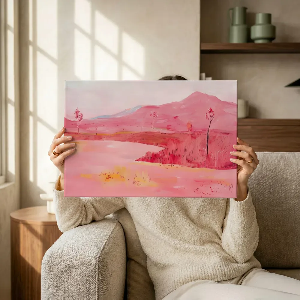 Sfeerimpressie: Roze berglandschap met meer terwijl het omhoog wordt gehouden