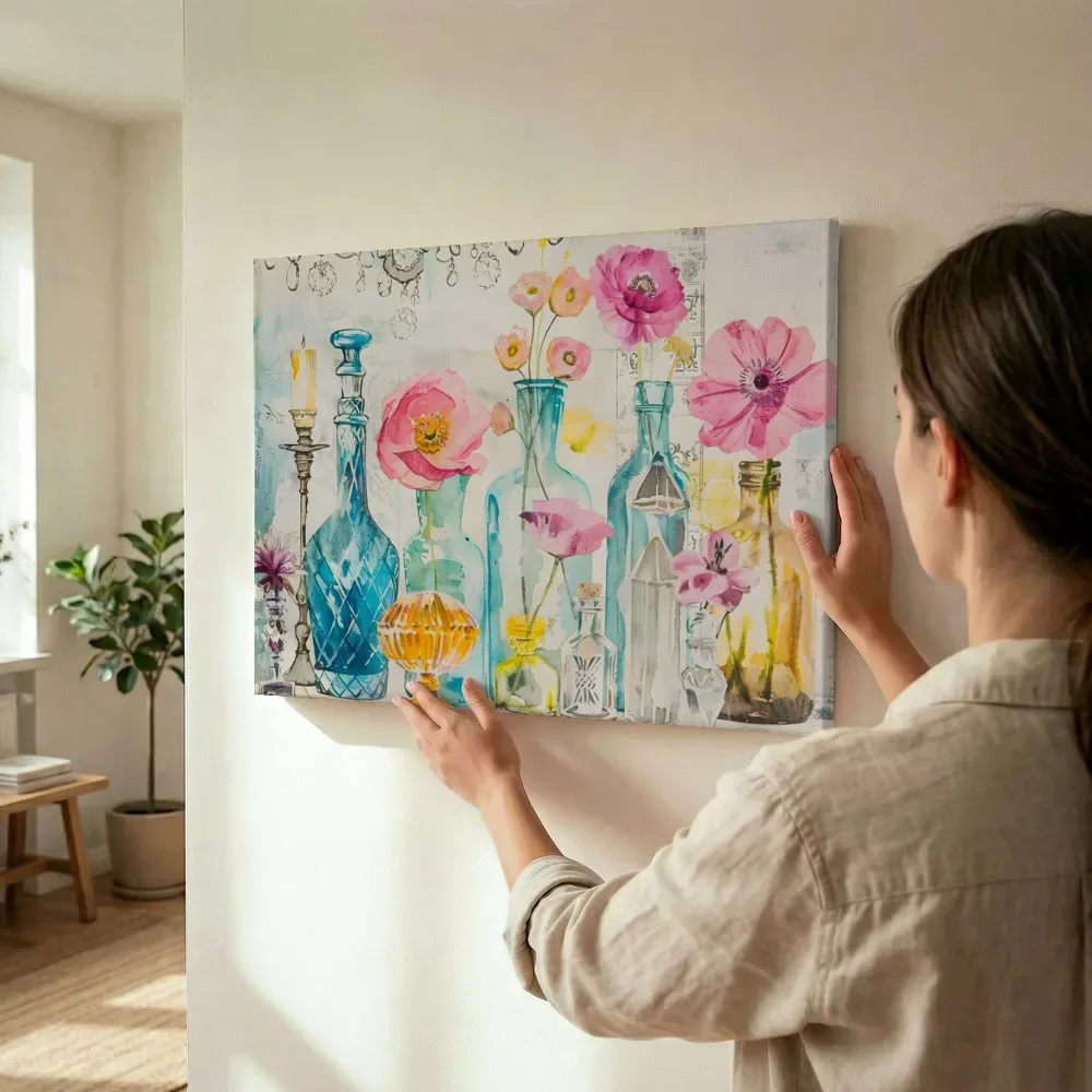 Sfeerimpressie: Roze bloemen in glazen flessen terwijl het wordt opgehangen