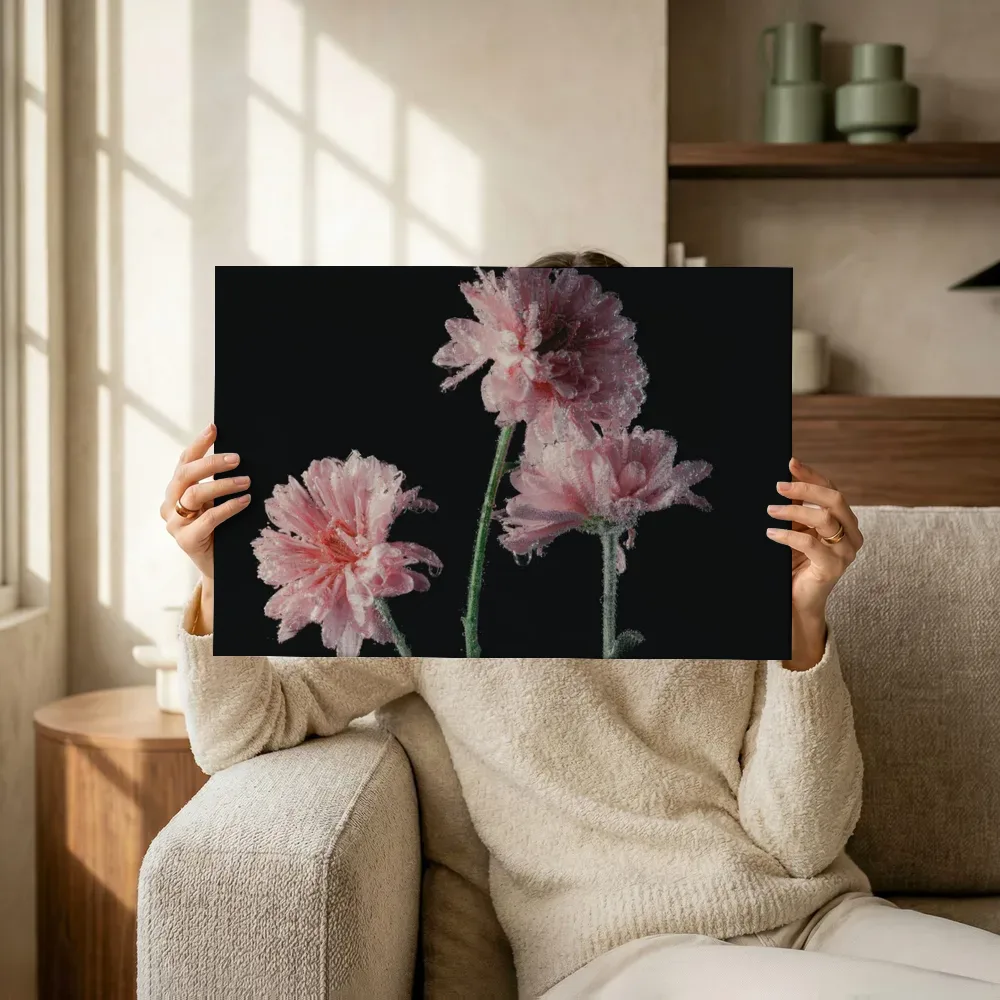 Sfeerimpressie: Roze bloemen bedekt met waterparels terwijl het omhoog wordt gehouden