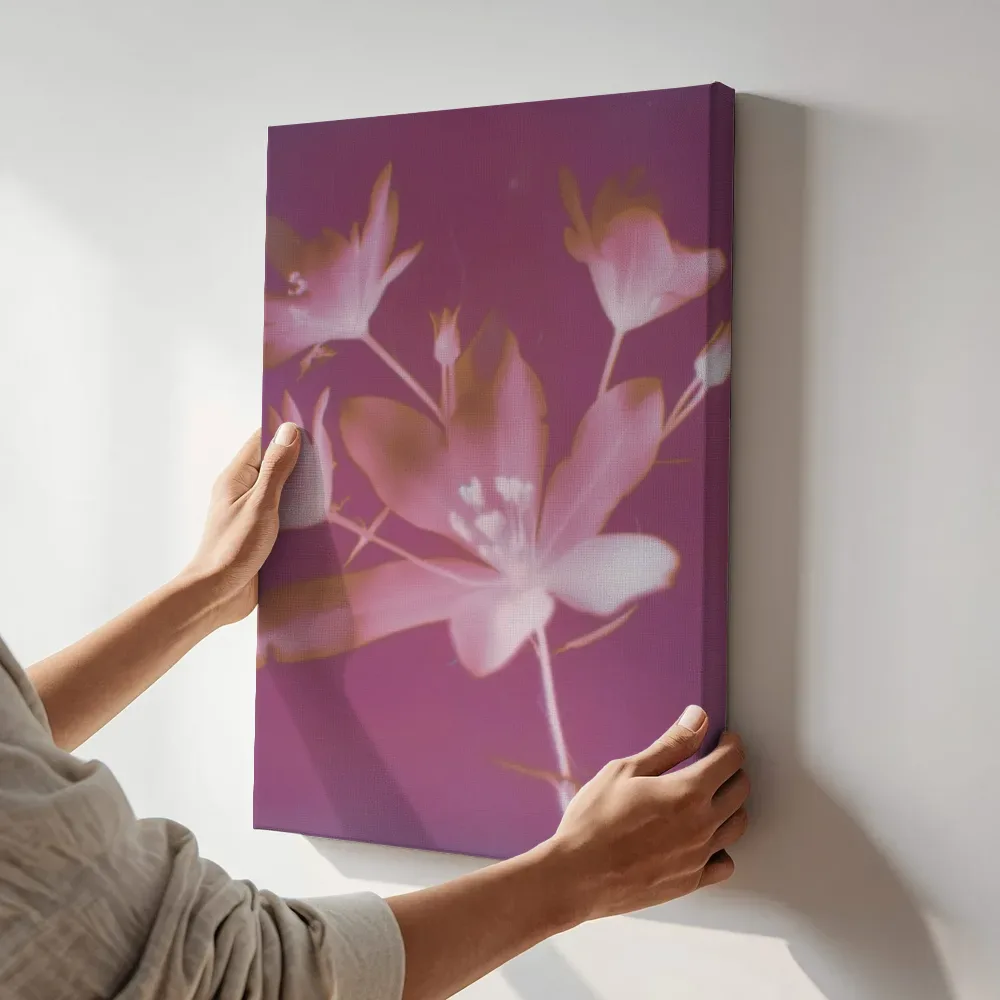 Sfeerimpressie: Roze bloementros in fuchsia terwijl het aan de muur wordt gehangen