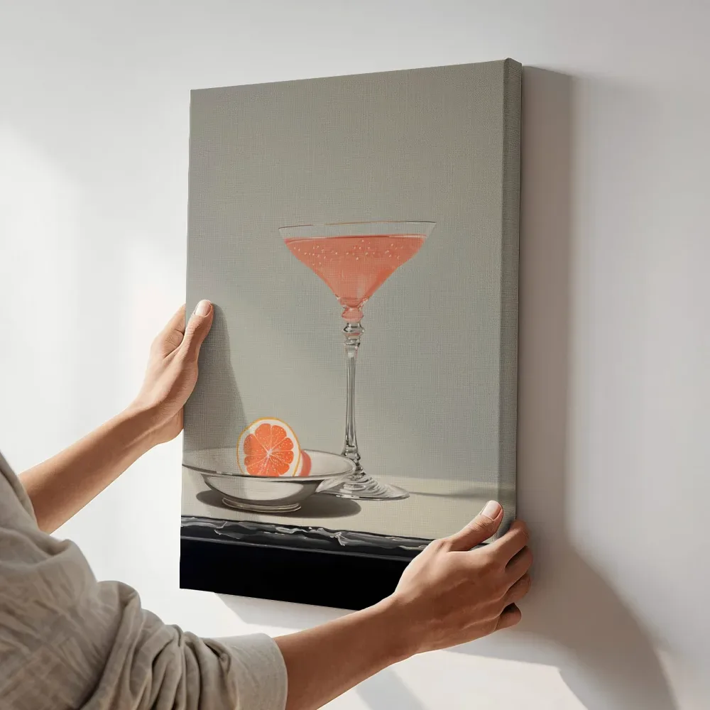 Sfeerimpressie: Roze cocktail terwijl het aan de muur wordt gehangen