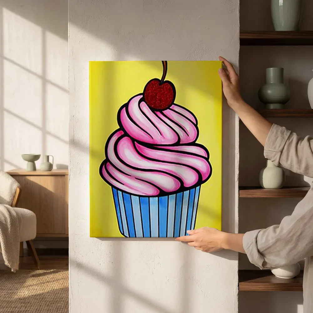 Sfeerimpressie: Roze cupcake met kers naast de kast
