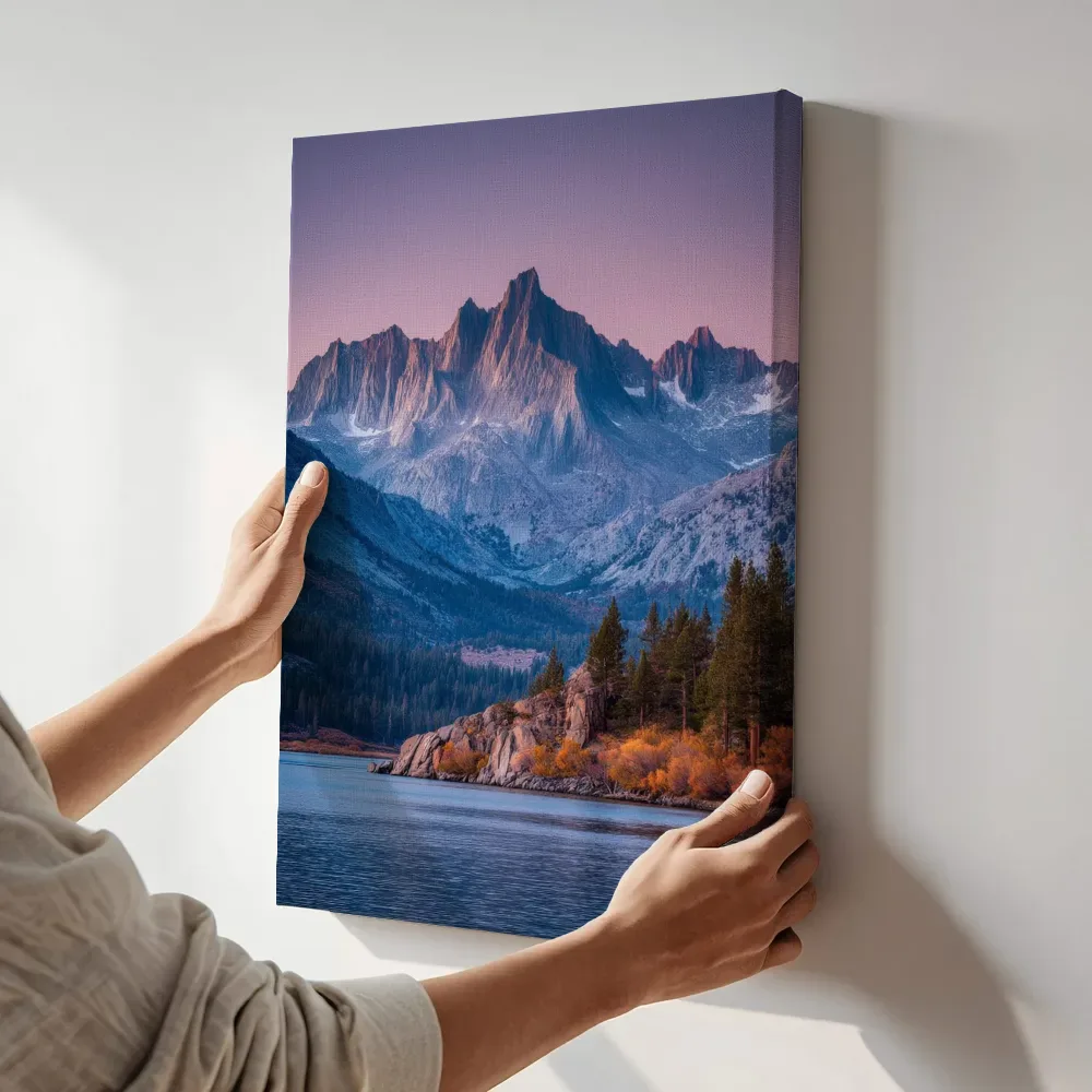 Sfeerimpressie: Roze dageraad bij het bergmeer terwijl het aan de muur wordt gehangen