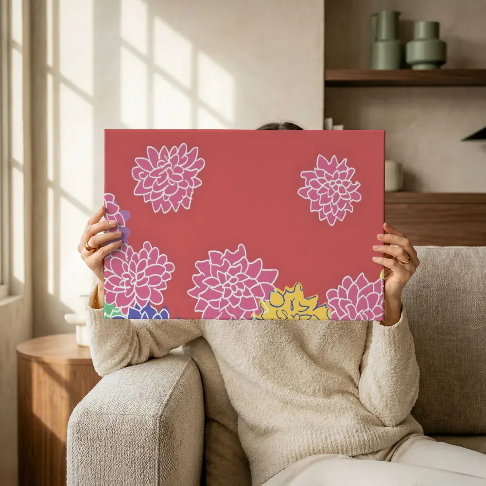 Sfeerimpressie: Roze dahlia bloemen op rode achtergrond terwijl het omhoog wordt gehouden
