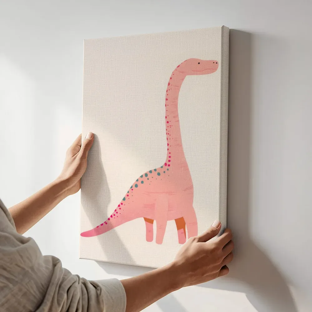 Sfeerimpressie: Roze dinosaurus terwijl het aan de muur wordt gehangen