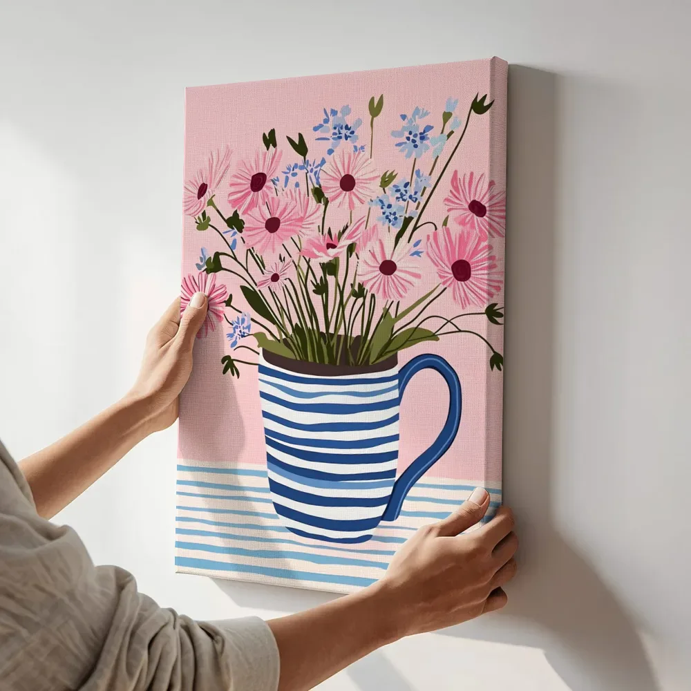 Sfeerimpressie: Roze gerbera in gestreepte mok terwijl het aan de muur wordt gehangen