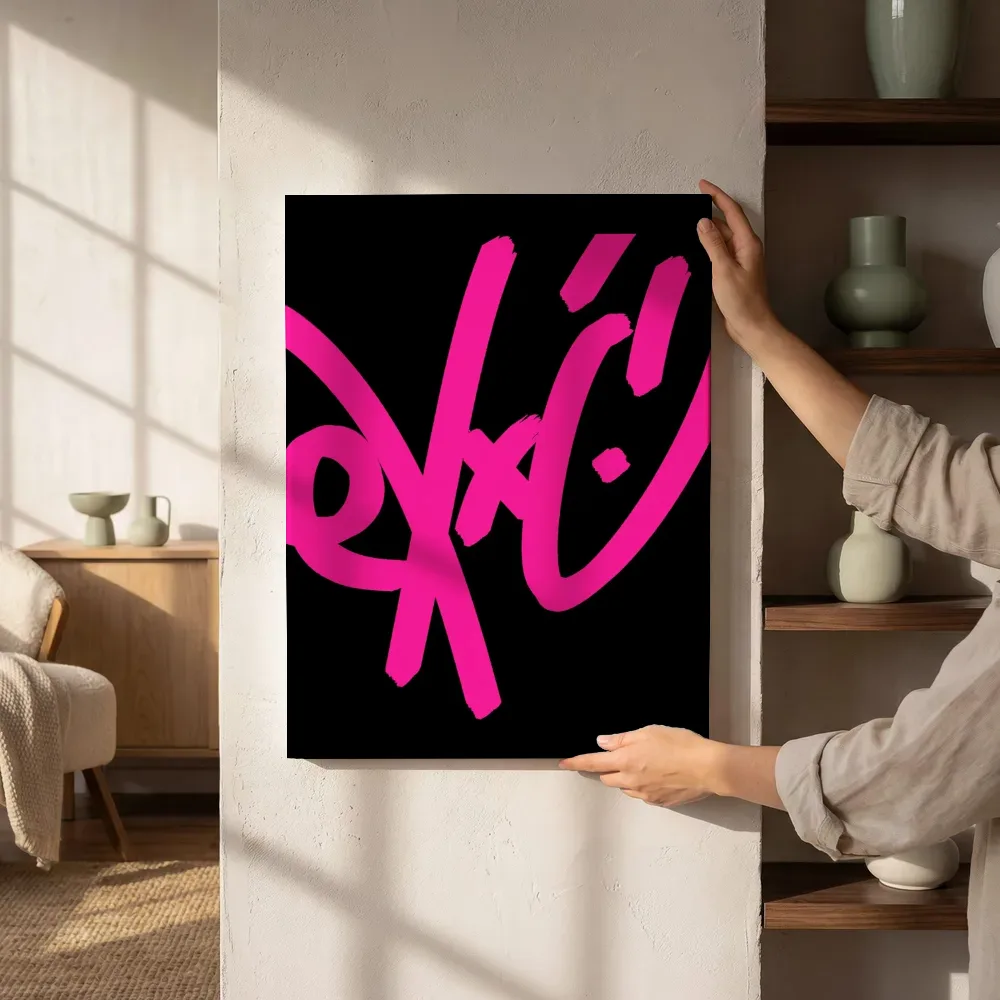 Sfeerimpressie: Roze graffiti krul op zwart terwijl het zittend wordt getoond