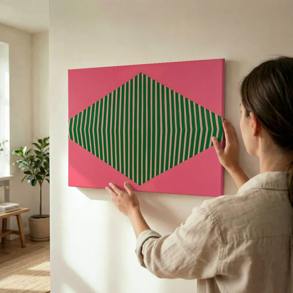 Sfeerimpressie: Roze-groen geometrisch patroon terwijl het wordt opgehangen